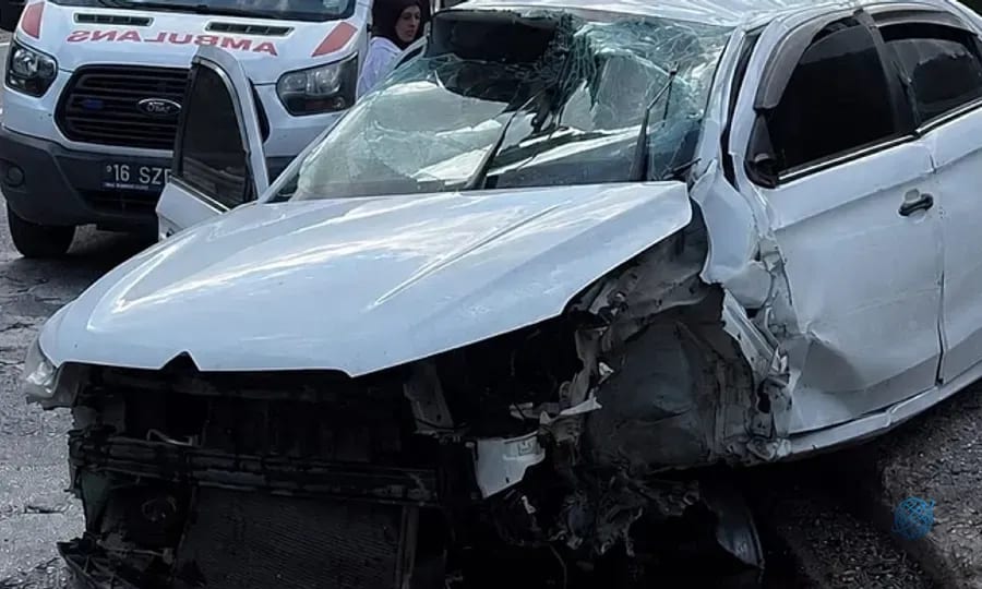 Bursa'da kaza yapan otomobildeki beş kişi yaralandı