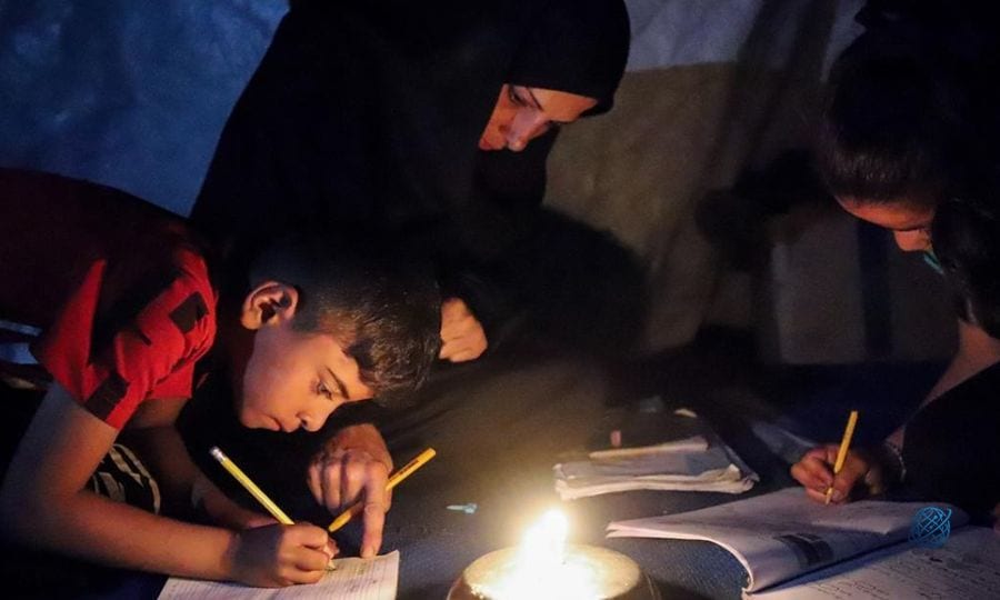 Soykırımcı İsrail'in işgalinin sürdüğü Gazze'de Filistinliler, 3 yıldır karanlıkta hayatta kalma mücadelesi veriyor