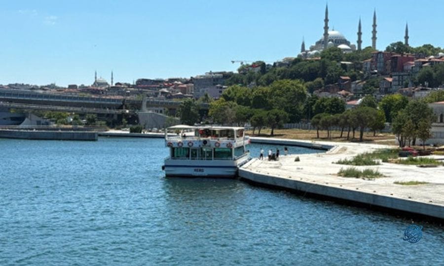 Haliç’te tur teknesi köprü ayağına çarptı! Personelin cansız bedeni bulundu