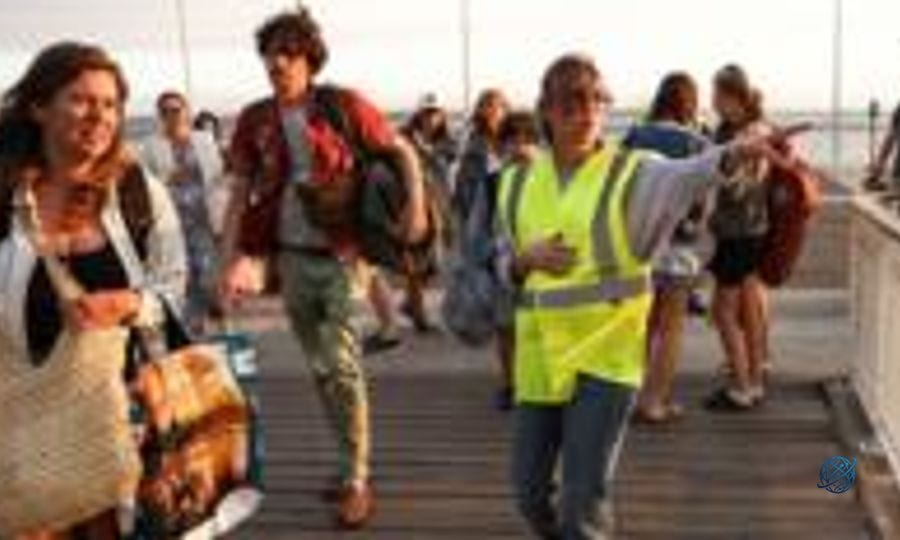 France orders evacuation of tourist spot as hundreds flee wildfires by boat