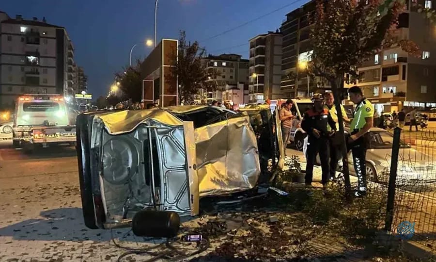 Kontrolden çıkan otomobil savrulmaya devam etti: Sitenin otoparkına takla atarak girdi