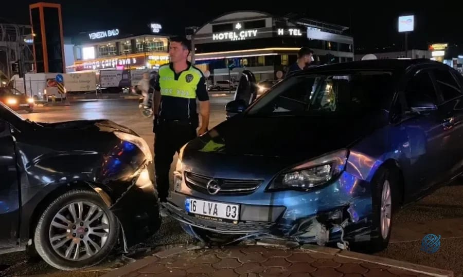 Bursa'da motosiklet ile otomobil ve hafif ticari aracın karıştığı zincirleme kaza