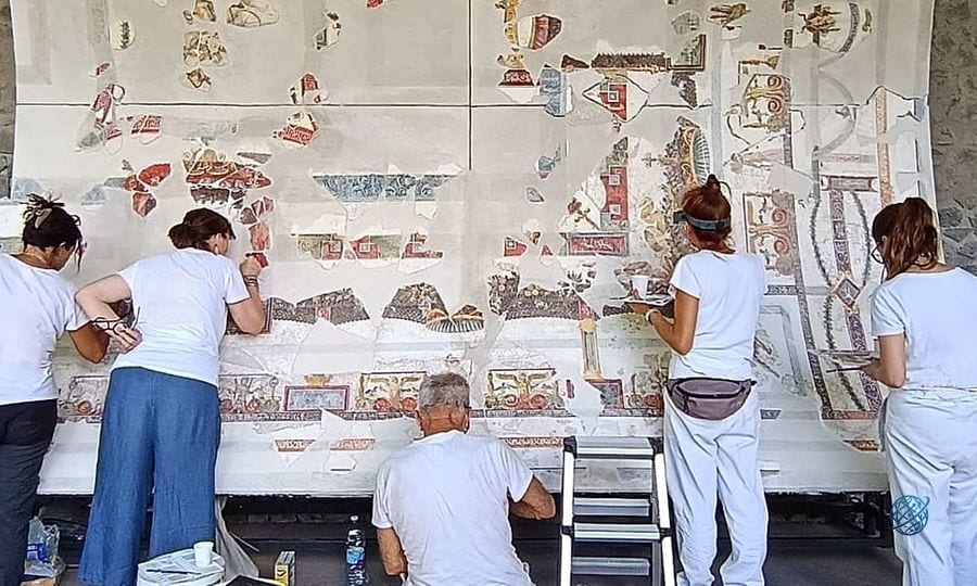Pompeii'de freskli ziyafet salonu tavanı sergilendi, restorasyon sürüyor