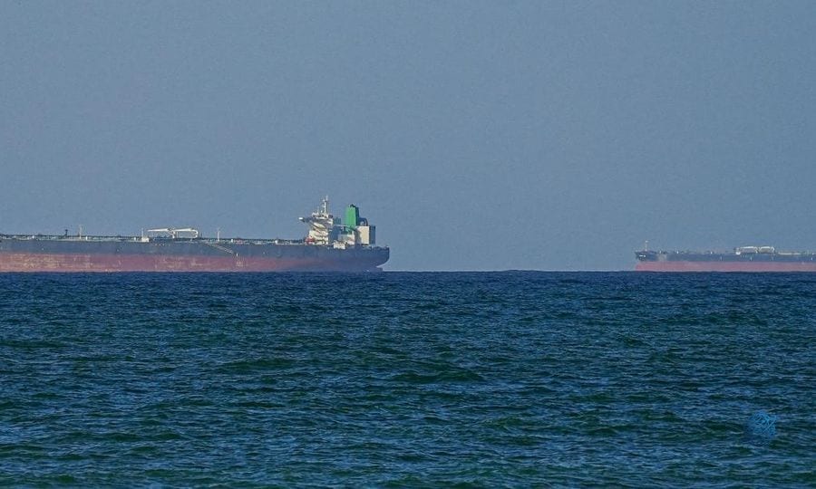İran: Hürmüz Boğazı'nda 2 petrol tankerinde patlama yaşandı