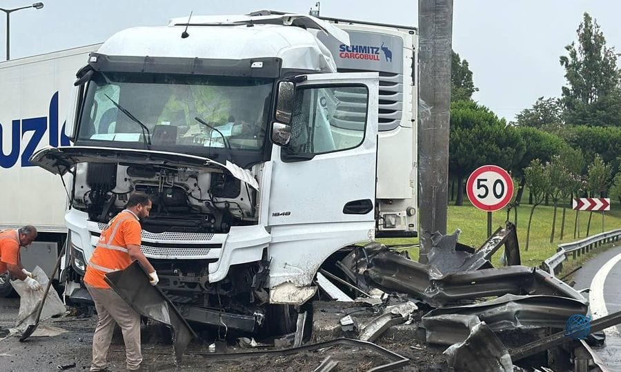 Pendik TEM'de TIR faciası trafiği felç etti