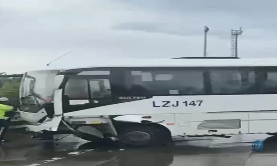 Eyüpsultan'da servis aracı bariyerlere çarptı: 3 yaralı