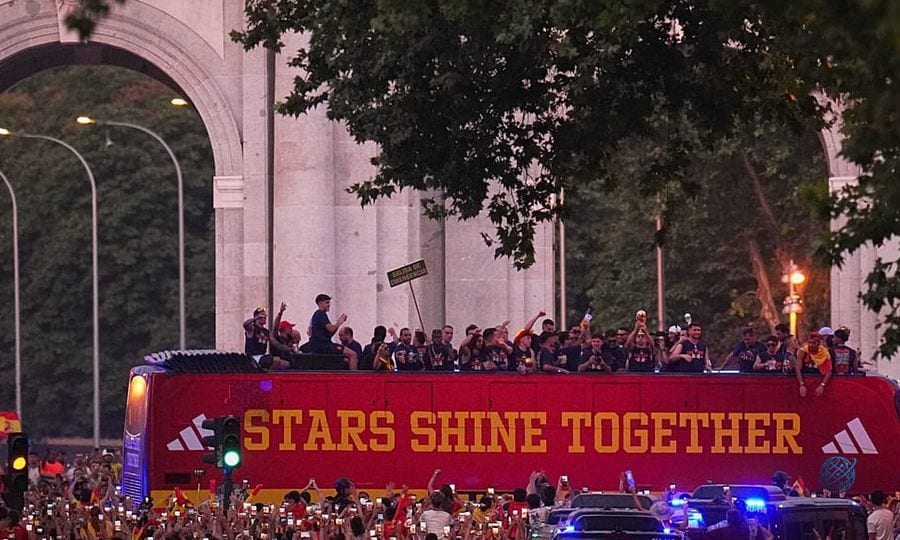 Dünya Kupası şampiyonu İspanya, Madrid sokaklarında zafer turu yaptı