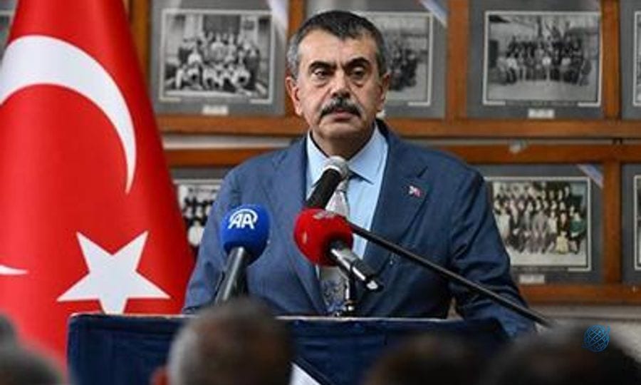 Bakan Tekin'den Özel Bezciyan Ermeni İlköğretim Okulu ve Ortaokulunu ziyaret