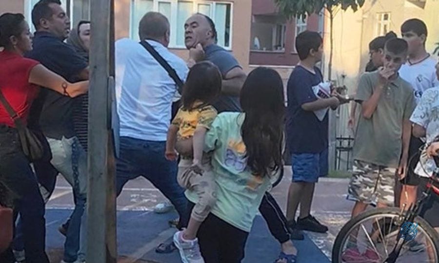 İstanbul’da çocuk parkında kavga! "Kızıma tokat attın" diyerek tartıştı, eşleri parkta tekme tokat birbirine girdi