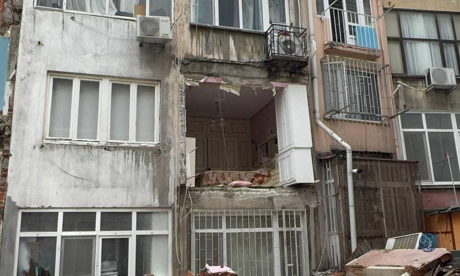Deprem oldu zannetiler, odanın duvarı yıkıldı