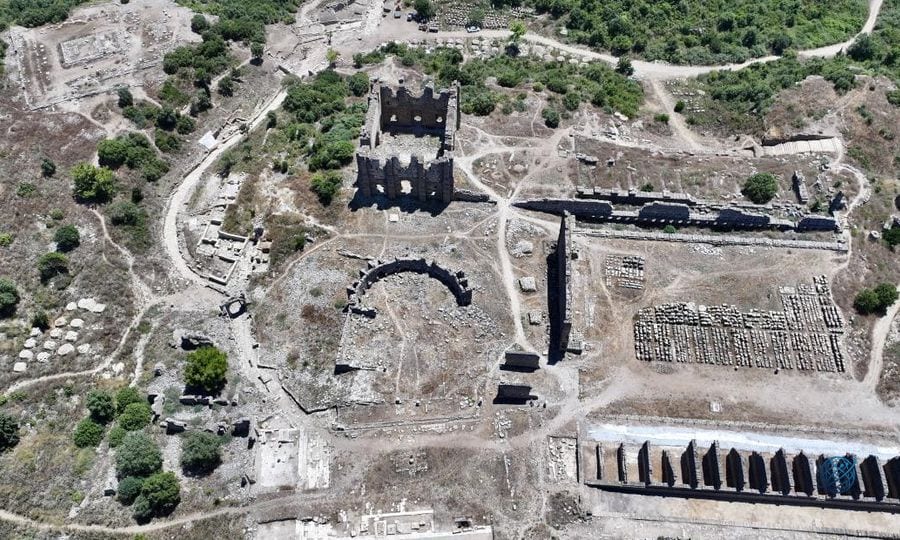 Aspendos'un 2 bin yıllık tiyatro caddesi gün yüzüne çıkarıldı