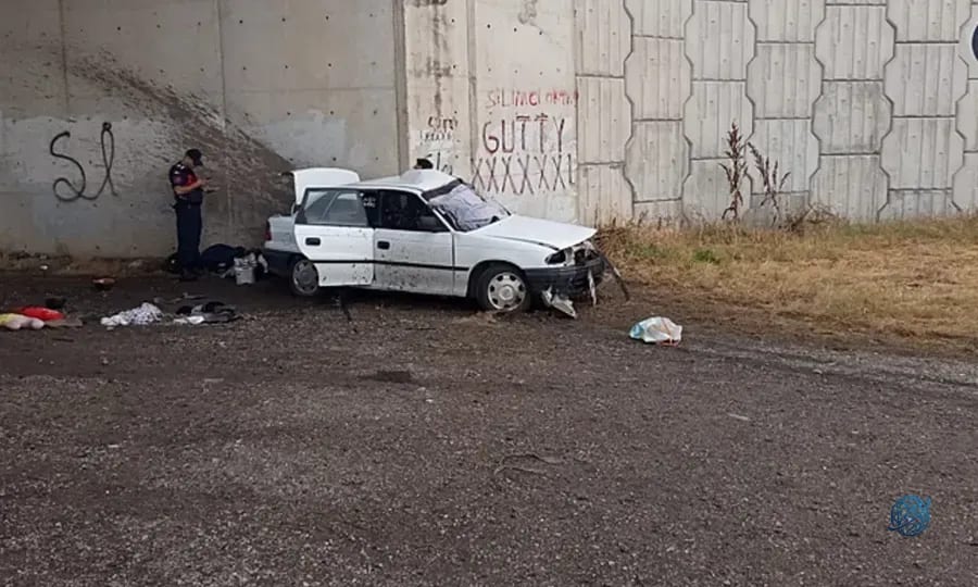 Bursa'da kontrolden çıkan araç beton duvara çarptı: 3 ölü, 2 ağır yaralı