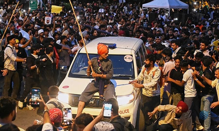 Hindistan'da Modi hükümetine karşı dev protesto: 'Hamam böceği' hareketi başkenti ablukaya aldı