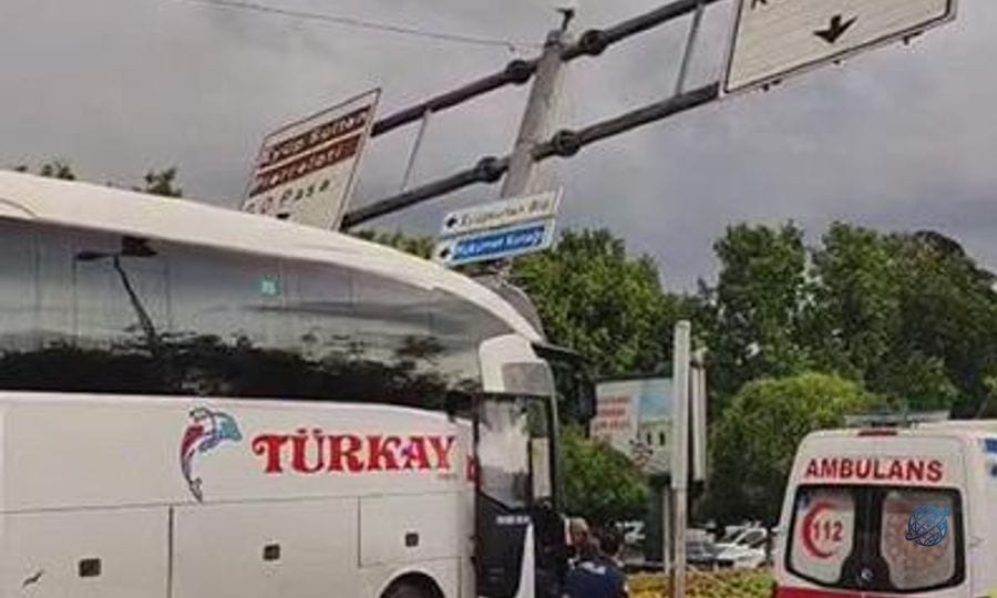 Eyüpsultan'da yolcu otobüsü otomobile çarptı! Yaralılar var